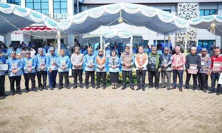 Sekretaris Daerah Provinsi Kalimantan Tengah Linae Victoria Aden bersama jajaran dan tamu undangan. (FOTO: RBY)?