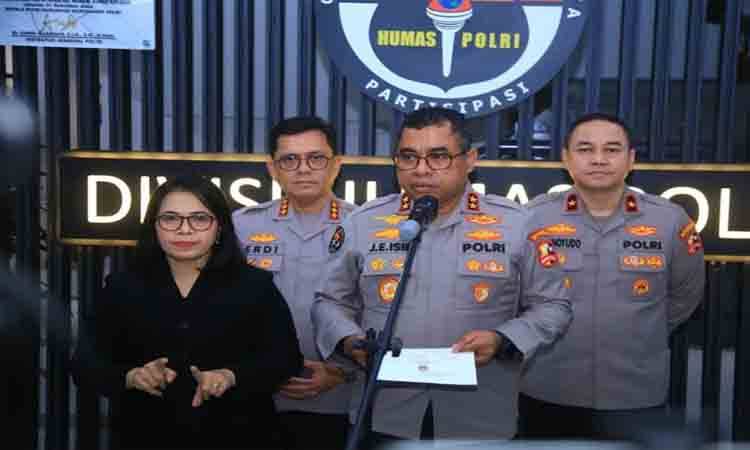 Kepala Divisi Hubungan Masyarakat Polri Inspektur Jenderal Polisi Johnny Eddizon Isir (kedua kanan). (ANTARA/HO-Divisi Humas Polri)