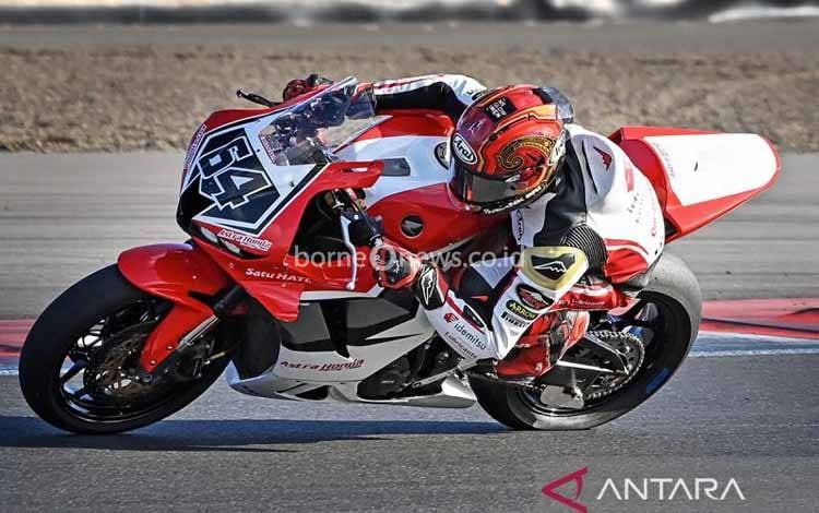 Pembalap Moto2 Mario Suryo Aji memacu motornya saat melakukan latihan di Sirkuit Mandalika, Kuta, Praya, Lombok Tengah, NTB, Selasa (21/7/2026). Kegiatan latihan tersebut merupakan rangkaian dari Pertamina Grand Prix of Indonesia 2026 yang akan diselenggarakan di Pertamina Mandalika International Circuit pada 9 -11 Oktober 2026 mendatang. ANTARA FOTO/Ahmad Subaidi/agr