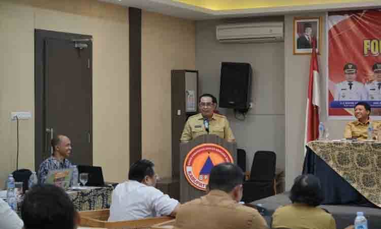 Kepala Pelaksana BPBD Kabupaten Kapuas Pangeran S. Pandiangan saat menyampaikan laporan analisis situasi Karhutla dan arahan teknis pada pembukaan FGD Ke-2 Rencana Kontinjensi Karhutla di Fovere Hotel Kuala Kapuas, Senin, 10 Agustus 2026. (FOTO: Diskominfo Kps)