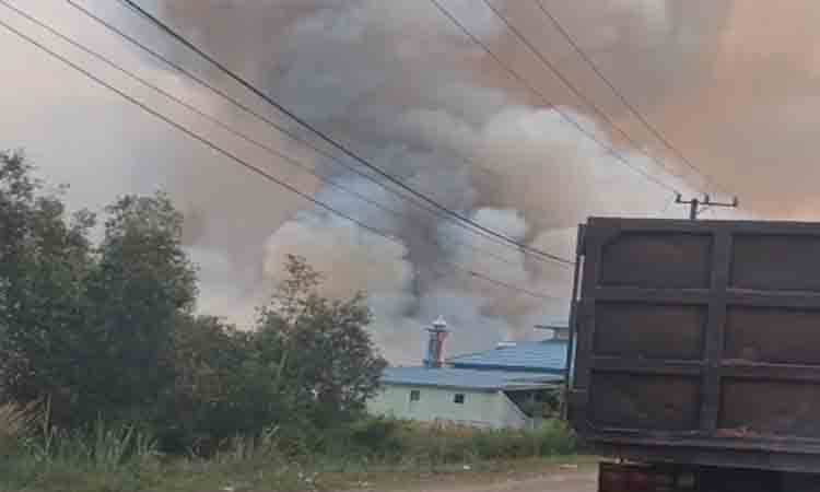 Kebakaran Lahan di Pengayuan Membesar, Kobaran Api dan Kepulan Asap Tebal Ancam Pemukiman serta Gudang