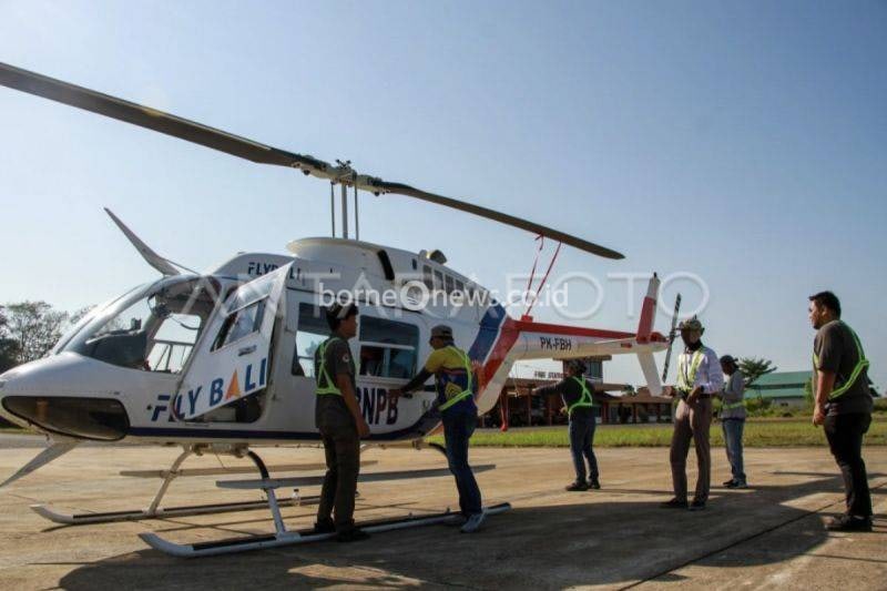 Kru memeriksa kesiapan helikopter Bell 206L-3 sebelum melakukan patroli kebakaran hutan dan lahan di wilayah udara Kalimantan Tengah di Bandar Udara Tjilik Riwut Palangka Raya, Kalteng, Selasa, (4/8/2026). (ANTARA/Auliya Rahman/YU)