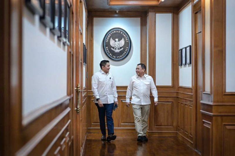 Seskab Teddy Bertemu Haji Isam, Bahas Investasi dan Percepatan Hilirisasi