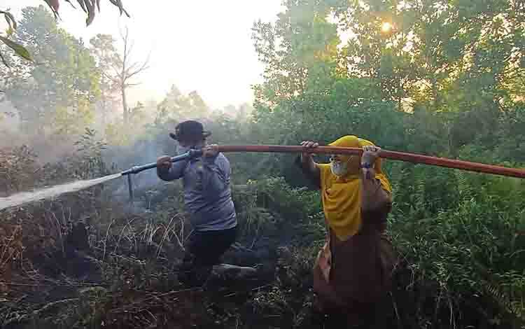 Kapolres Kotawaringin Timur AKBP Resky Maulana Zulkarnain dan Wakil Bupati Kotim Irawati membantu pemadaman kebakaran lahan di Jalan MT Haryono Barat, Senin, 10 Agustus 2026. (FOTO: DEWIP)