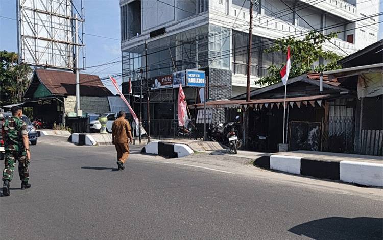 Lurah MB Hulu Tegur Toko yang Belum Pasang Bendera Merah Putih