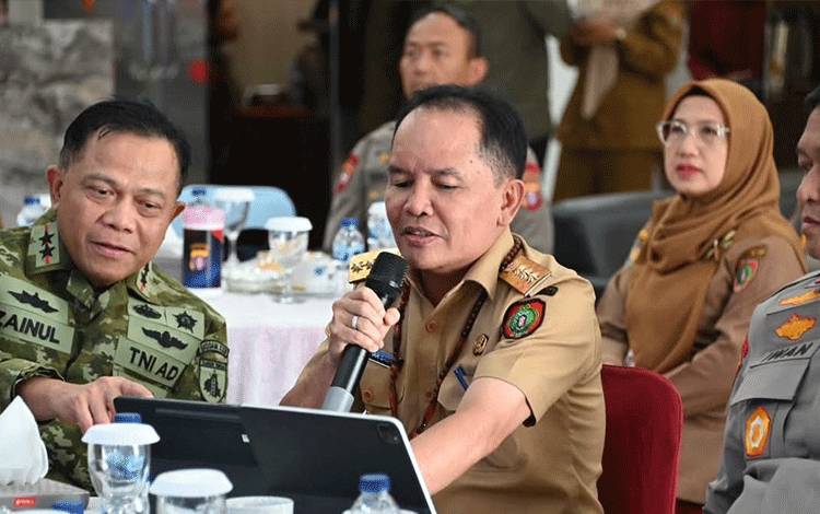 Gubernur Kalimantan Tengah Agustiar Sabran mengikuti secara daring Rapat Koordinasi Penanganan Peningkatan Eskalasi Kebakaran Hutan dan Lahan. (FOTO: BIRO ADPIM KALTENG)