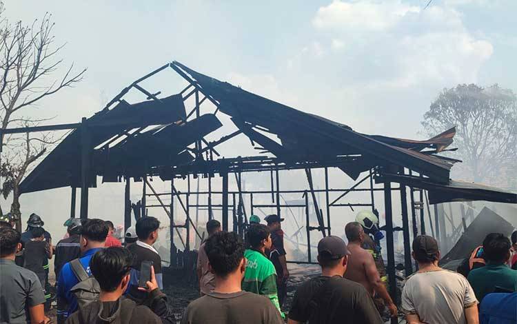 Situasi terkini pasca kebakaran di Jalan Mendawai I Palangka Raya, Selasa, 11 Agustus 2026. (Foto : PATHUR)