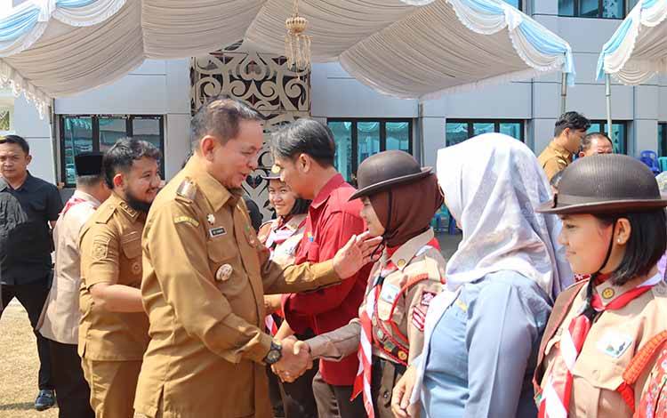 32 Pramuka Barito Timur Berangkat ke Jamnas XII, Bupati Yamin Tekankan Karakter dan Pengalaman