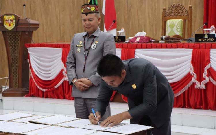 DPRD Gumas dan Bupati Menandatangani Nota Kesekapatan Bersama tentang ini