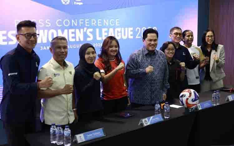 Ketua Umum PSSI Erick Thohir (tengah) berpose dalam sesi jumpa pers Indonesia Women's League 2026/27 di Kantor I.League, Jakarta, Selasa (11/8/2026). (ANTARA FOTO/Dhemas Reviyanto)