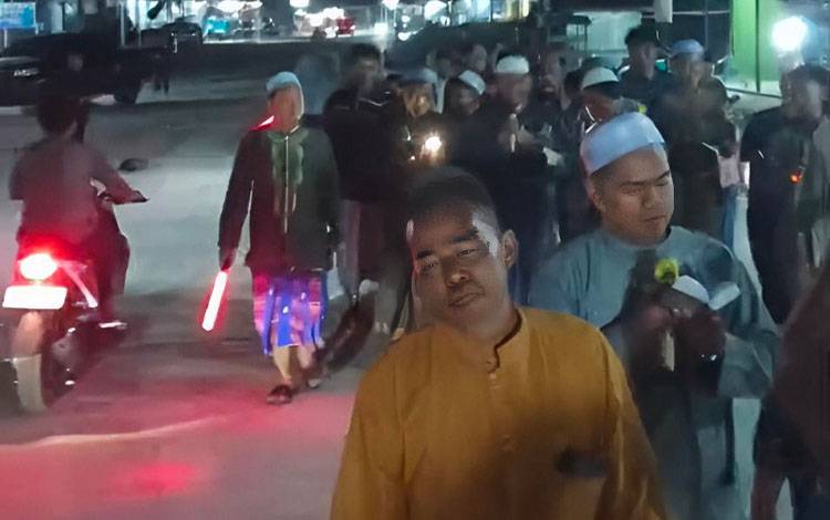 Jamaah Masjid Natabel Jannah Palangka Raya Keliling Lingkungan Baca Burdah dan Doa Tolak Bala