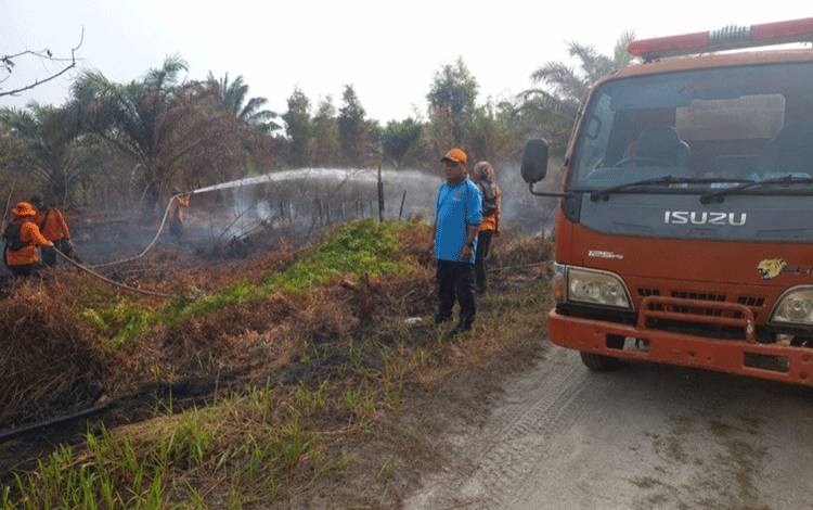 Tim BPBPK Provinsi Kalimantan Tengah melakukan pemadaman karhutla di Jalan Danau Rangas, Kelurahan Bukit Tunggal, Kecamatan Jekan Raya, Kota Palangka Raya. (FOTO: BPBPK Kalteng)