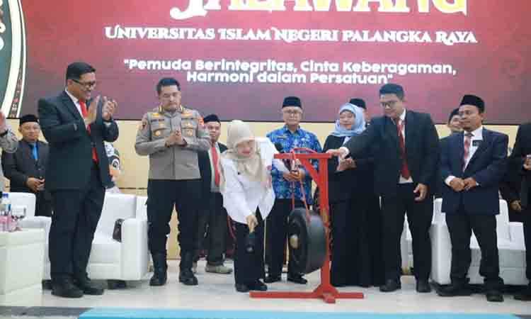 Asisten Administrasi Umum Sekretariat Daerah Provinsi Kalimantan Tengah, Sunarti mewakili Gubernur Kalimantan Tengah membuka kegiatan Pengenalan Budaya Akademik dan Kemahasiswaan (PBAK) UIN Palangka Raya (FOTO: AS)