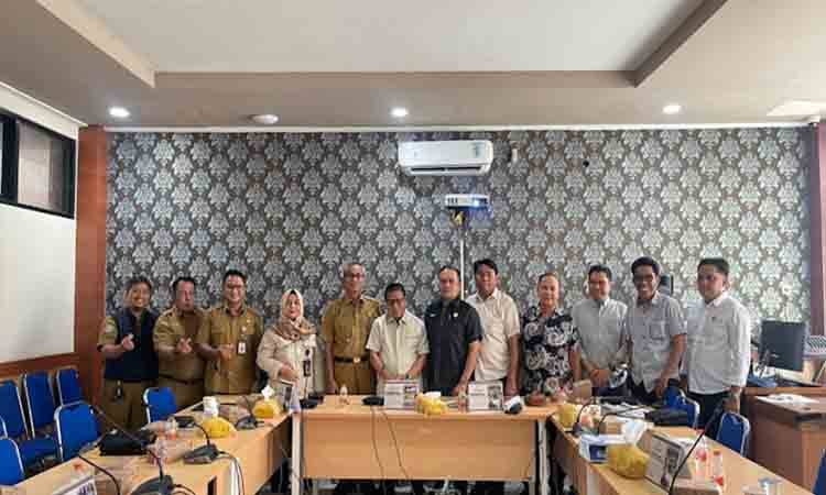 Ketua DPRD Palangka Raya, Subandi saat bersama tim anggaran Pemko Palangka Raya (Foto:MARINI)