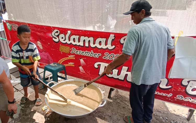 Anak-Anak Belajar Tradisi Bubur Baayak di Sampit, Ikut Mengaduk Adonan hingga Mencicipi
