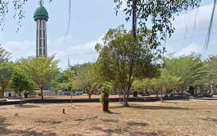 Warga Soroti Taman Kota Sampit Mulai Gersang