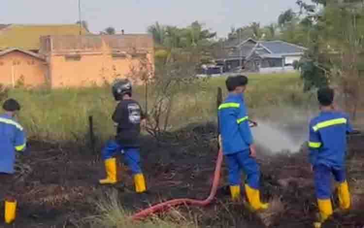 Kebakaran Lahan Nyaris Capai Permukiman di Saka Purun Kapuas