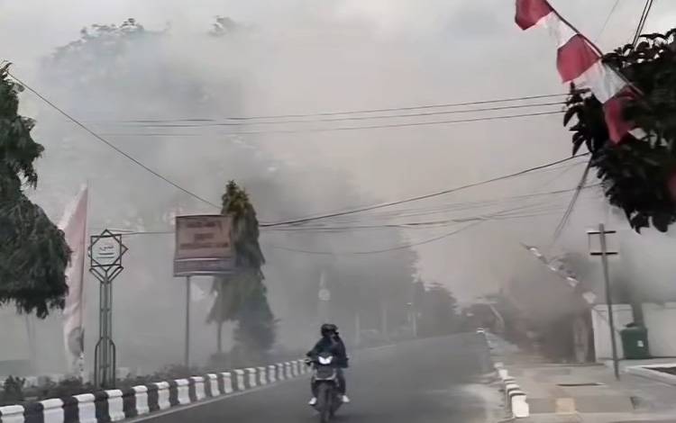 Kebakaran Lahan Depan SMPN 1 Sampit Sebabkan Asap Tebal Kepung Jalan A Yani
