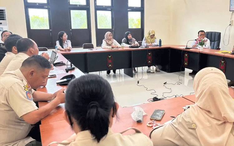 Irban 3 Palangka Raya Sri Utomo saat melaksanakan kegiatan survei pendahuluan sekaligus audit ketaatan di kantor Satpol PP Palangka Raya. (Foto : PATHUR)