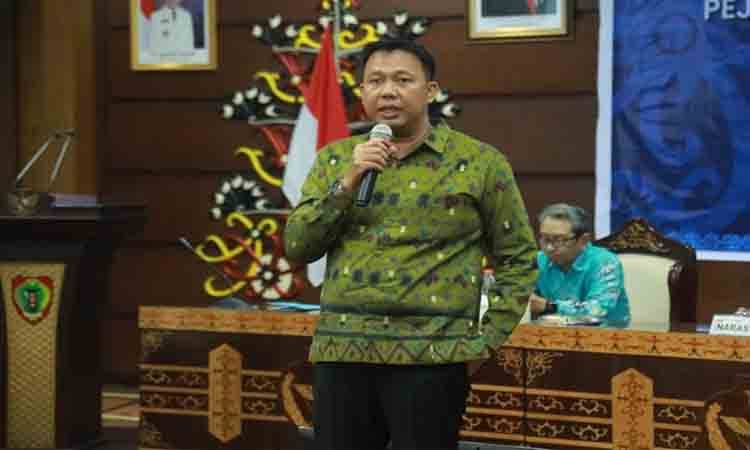 Ketua Bidang Strategi dan Riset KI Pusat RI Joemarthine Chandra memaparkan materi pada Rakor PPID se-Kalteng (FOTO: AS)