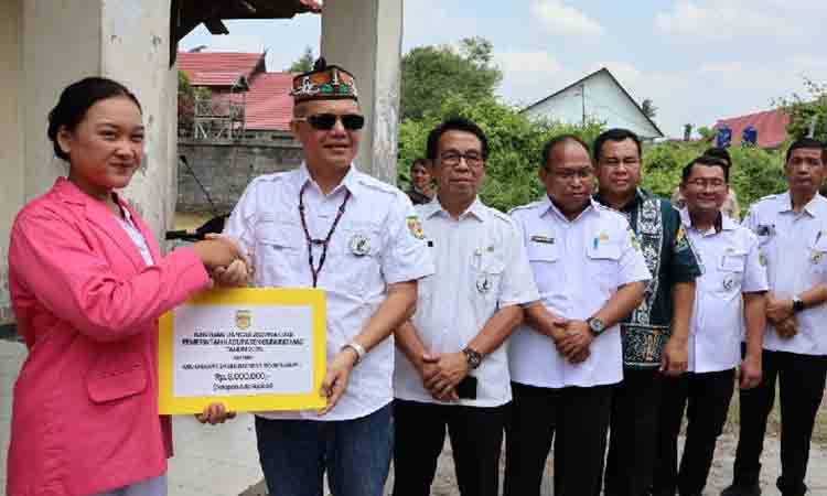 Pemkab Gunung Mas Serahkan Beasiswa kepada 65 Mahasiswa Kurang Mampu