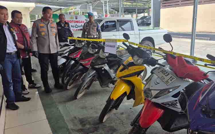 Kapolres Lamandau,? AKBP Eko Yusmiarto bersama petugas memperlihatkan barang bukti hasil pengungkapan kasus tindak pidana narkotika dan kejahatan dalam konferensi pers di Mapolres Lamandau, Kamis, 13 Agustus 2026. (FOTO: IST)