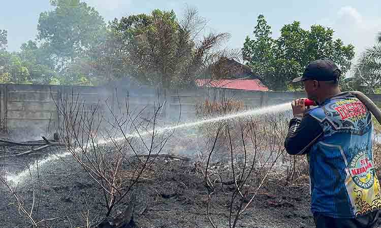 Tim Dalkarhutla Dishut Kalteng saat melakukan pemadaman lahan terbakar di Bereng Kalingu Garden (Foto : IST)