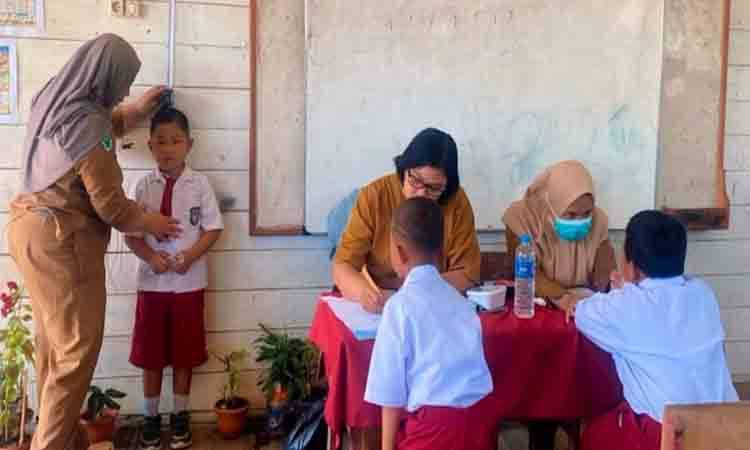 Penjaringan kesehatan di salah satu sekolah Palangka Raya (Foto:MARINI)