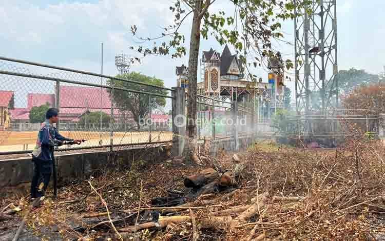 Andalkan Mobil Tangki 4.000 Liter, Dalkarhutla Dishut Kalteng Padamkan Karhutla Lapangan Sanamang Mantikei