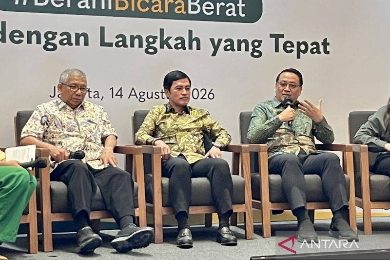 Ketua Pengurus Pusat Perhimpunan Dokter Gizi Klinik Indonesia (PDGKI) dr. Erwin Christianto, M.Gizi, Sp.GK (kanan) dalam peluncuran Kampanye Edukasi mengenai Obesitas #BeraniBicaraBerat di Jakarta, Jumat (14/8/2026). (ANTARA/Farika Nur Khotimah)