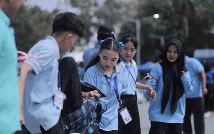 Smile Band Meriahkan Penutupan PKKMB FKIP UPR 2026
