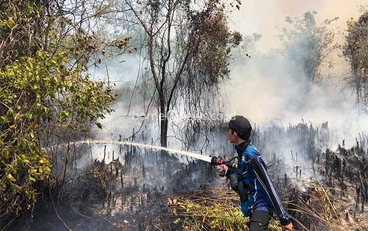 Karhutla Petuk Ketimpun Belum Padam Total, Tim Gabungan Kerahkan Mobil Tangki hingga Helikopter