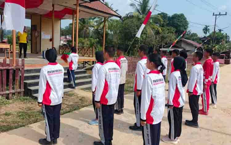 16 anggota Paskibraka SMA 1 Katingan Hulu dipersiapkan untuk mengibarkan bendera Merah Putih pada upacara peringatan HUT ke-81 Kemerdekaan Republik Indonesia, 17 Agustus 2026. (FOTO: MARINI)