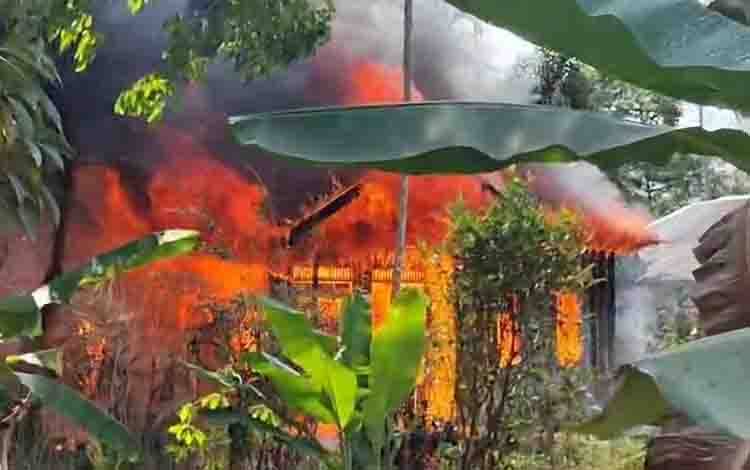 Rumah Semipermanen di Kota Besi Terbakar saat Pemilik Nonton Pawai