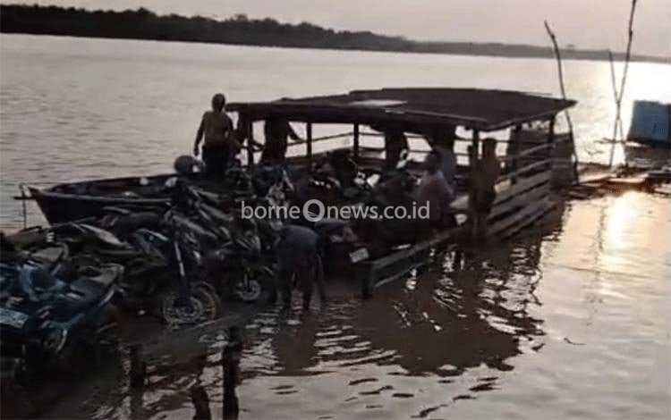 Feri Penyeberangan Manusup Mantangai Kapuas Nyaris Karam, Motor dan Penumpang Dievakuasi