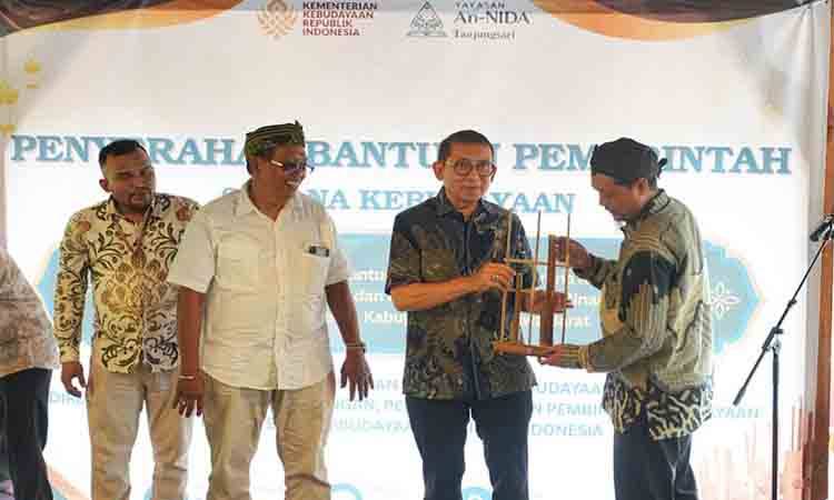 Kemenbud Serahkan 47 Alat Musik untuk Dukung Kegiatan Seni dan Keagamaan