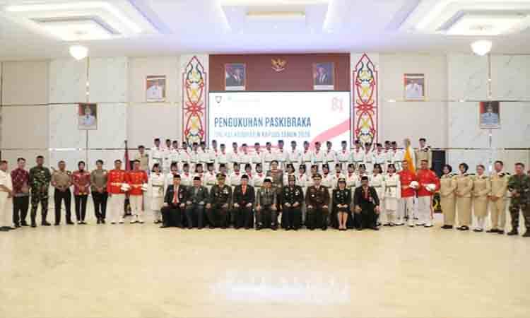 Foto bersama usai pengukuhan 42 pelajar yang terpilih sebagai Pasukan Pengibar Bendera Pusaka (Paskibraka) Tingkat Kabupaten Kapuas Tahun 2026 di Hall Rumah Jabatan Bupati Kapuas, Sabtu malam, 15 Agustus 2026. (FOTO: Diskominfo Kps)