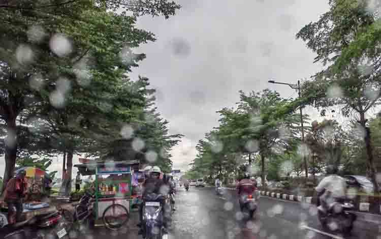 Hujan Petir hingga Ringan Intai Mayoritas Daerah Indonesia pada Minggu