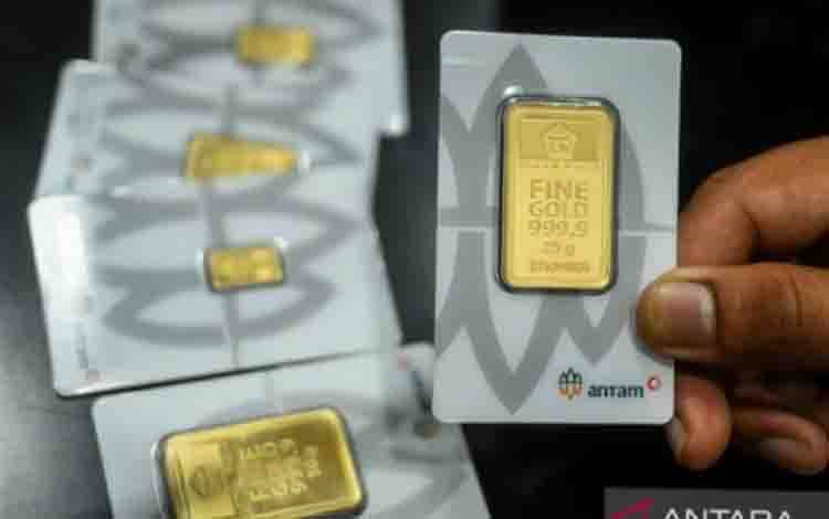 Pekerja menunjukkan emas batangan di Jakarta, Rabu (29/7/2026). Harga emas Antam, yang dipantau dari laman Logam Mulia, di Jakarta, Rabu turun Rp12 ribu menjadi Rp2.601.000 dari semula Rp2.613.000 per gram, dengan harga beli kembali (buyback) turut turun ke Rp2.346.000 per gram. ANTARA FOTO/Rivan Awal Lingga/wsj.