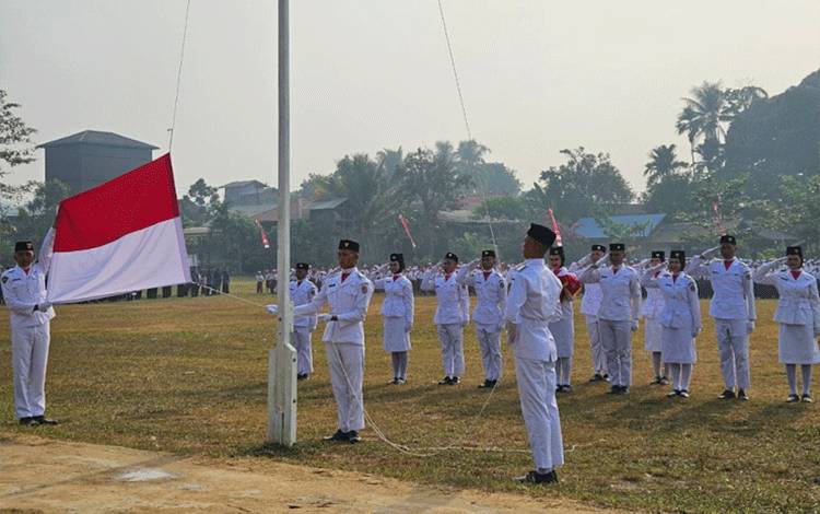 Warga Katingan Hulu Bersatu Ikuti Upacara HUT RI ke-81 di Lapangan Beringin