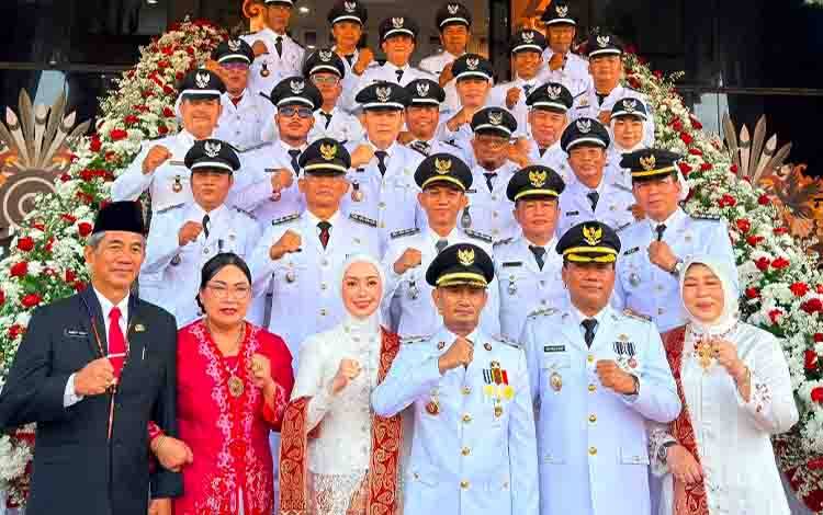 Wali Kota Palangka Raya Fairid Naparin saat berfoto bersama Lurah dan Camat usai upacara kemerdekaan HUT RI yang ke-81. (FOTO: IST)