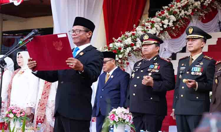 Wakil Ketua I DPRD Palangka Raya, Basirun B. Sahepar saat membacakan UUD (Foto : Untuk BORNEONEWS )