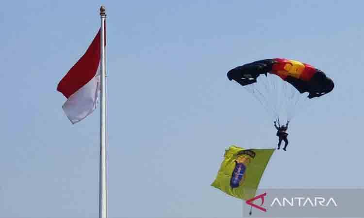 Salah satu penerjun payung sebelum mendarat di halaman kantor Gubernur Kalteng saat rangkaian peringatan HUT ke-81 Kemerdekaan Republik Indonesia, Palangka Raya, Senin (17/8/2026). ANTARA/Muhammad Arif Hidayat