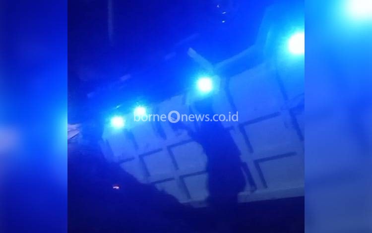 Tikungan Tajam Handel Perwira Kembali Picu Lakalantas, Truk Angkut Kayu Sengon Terbalik