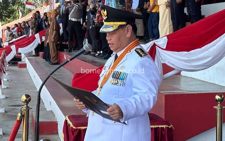 Bupati Kotawaringin Timur Halikinnor saat menjadi inspektur upacara HUT ke-81 Kemerdekaan Republik Indonesia di Stadion 29 Nopember Sampit, Senin, 17 Agustus 2026. (FOTO: Diskominfo Kotim)