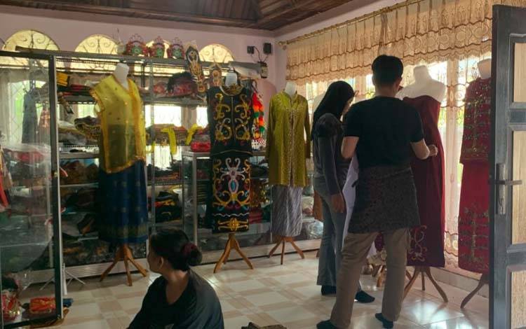 Sewa Baju Adat di Sampit Ramai Jelang HUT ke-81 RI, Omzet Bisa Naik 7 Kali Lipat