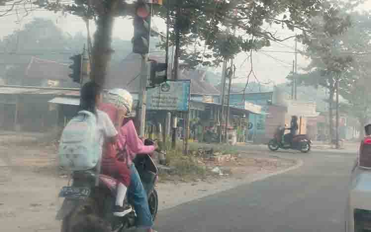 Kabut Asap Tebal Selimuti Palangka Raya, Anak-anak Berangkat Sekolah Menembus Pekatnya Asap