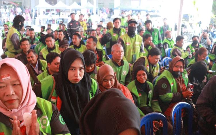 Para pengemudi ojek online antusias menghadiri pelaksanaan operasi pasar murah yang digelar Pemerintah Provinsi Kalimantan Tengah dalam rangka memperingati HUT ke-81 Kemerdekaan RI. (FOTO: AS)