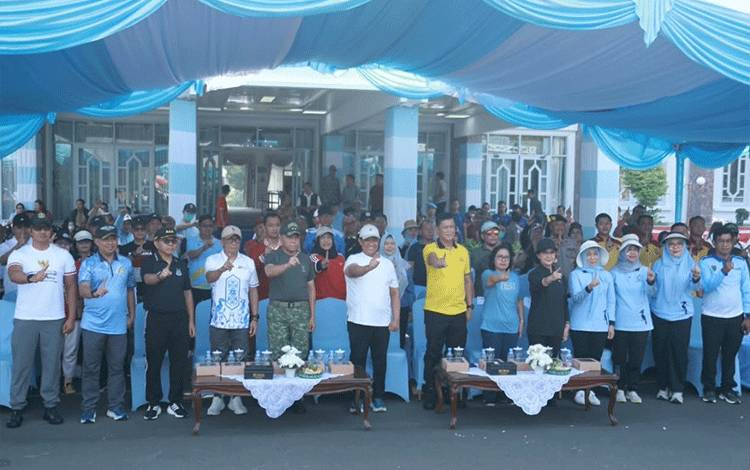 Foto bersama peserta dan pihak terkait setelah pelaksanaan Lomba Olahraga Tradisional, Lomba Permainan Rakyat, dalam rangka memperingati HUT ke-81 Kemerdekaan Republik Indonesia. (FOTO: AS)