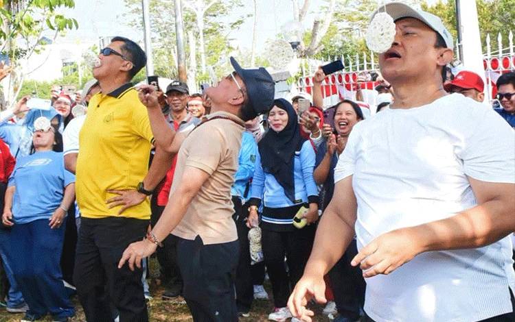 Wakil Gubernur Kalimantan Tengah Edy Pratowo (Baju putih) mengikuti lomba makan kerupuk dalam rangka memperingati HUT ke-81 Kemerdekaan RI di Halaman Istana Isen Mulang, Rumah Jabatan Gubernur Kalimantan Tengah. (FOTO: BIRO ADPIM)